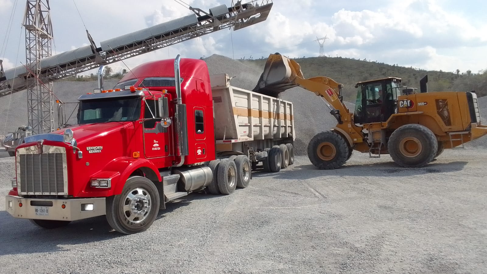 Camion de volteo de Transportes RITO operando en un entorno de construccion